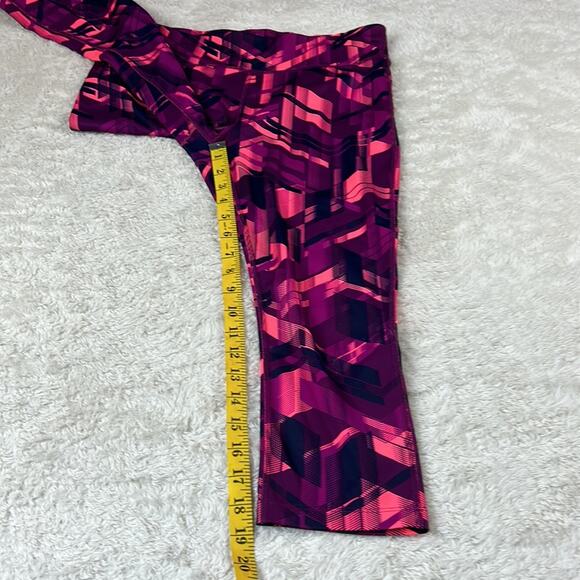 Xersion pink and purple patterned fitted work out legging capri pants, med - Picture 5 of 11